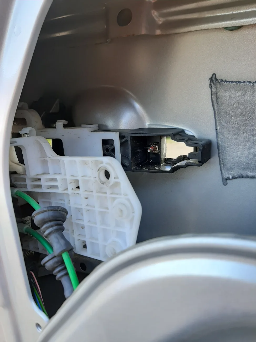 Ремонт замка двери Hyundai i30: чистка моторчика и коллектора