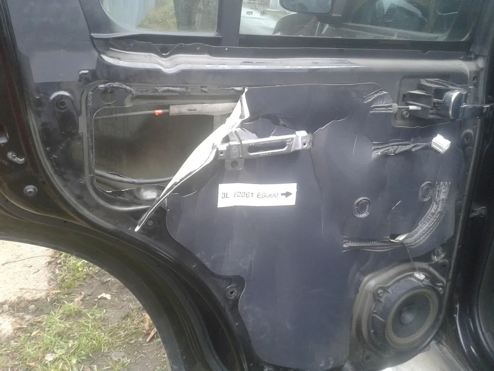 Дверь Nissan Pathfinder со снятой картой