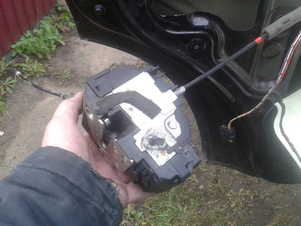 Тросики замка Nissan Pathfinder