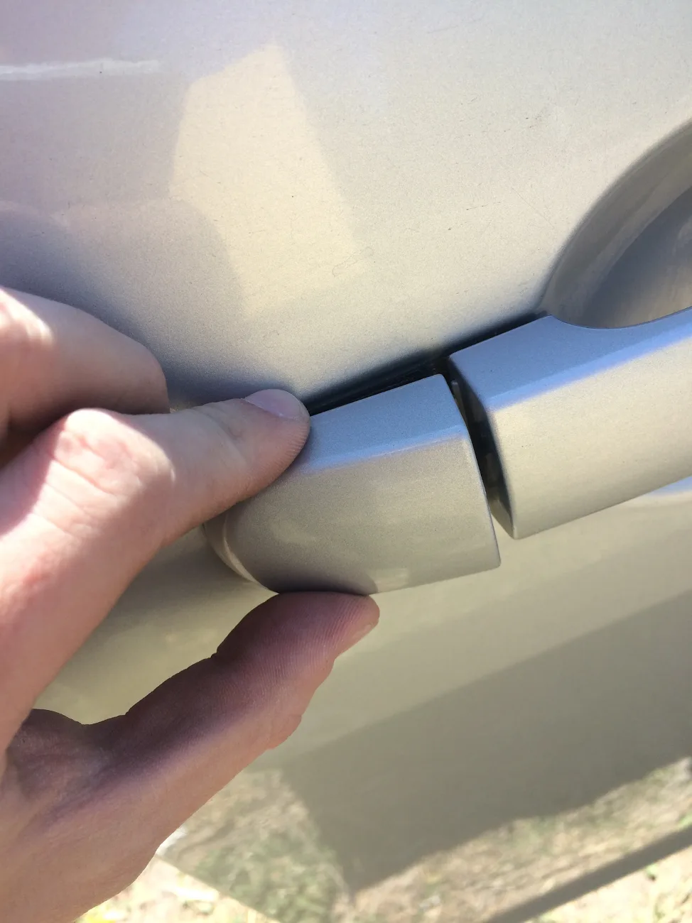 Болт наружной ручки под заглушкой Nissan Tiida