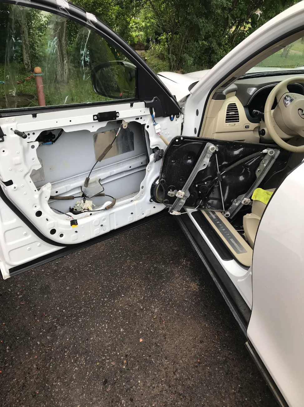 Замок двери Infiniti QX70: заклинивание и замена моторчика