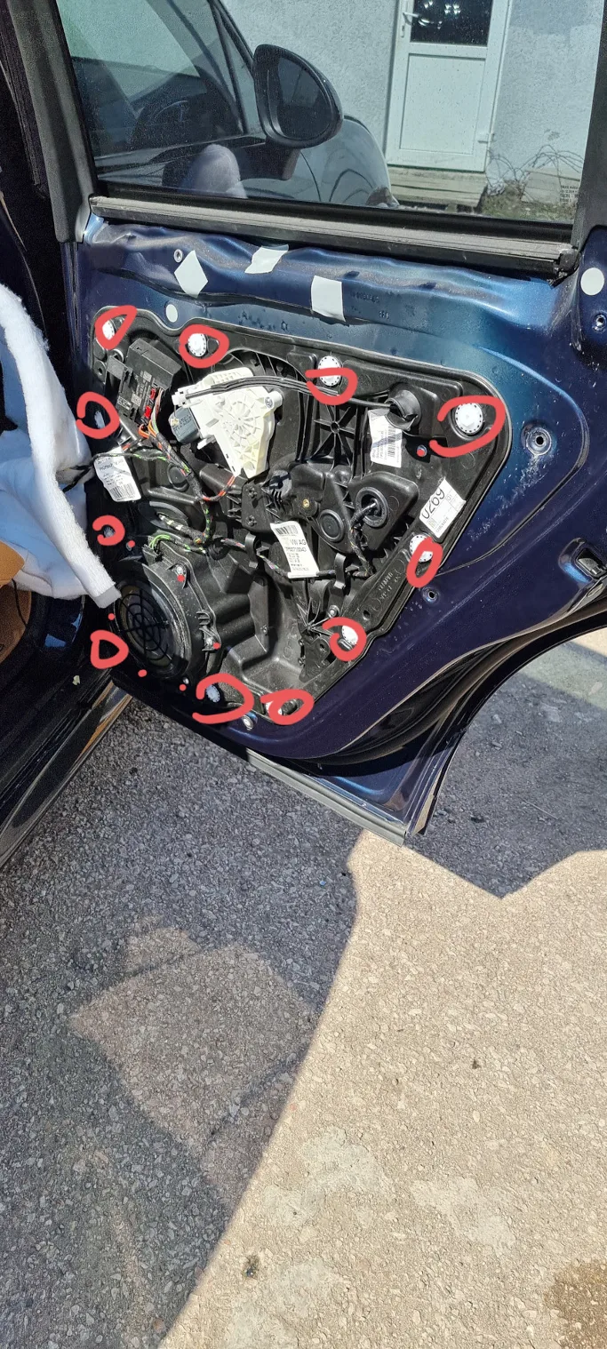 Замок двери Porsche Cayenne 958 после снятия
