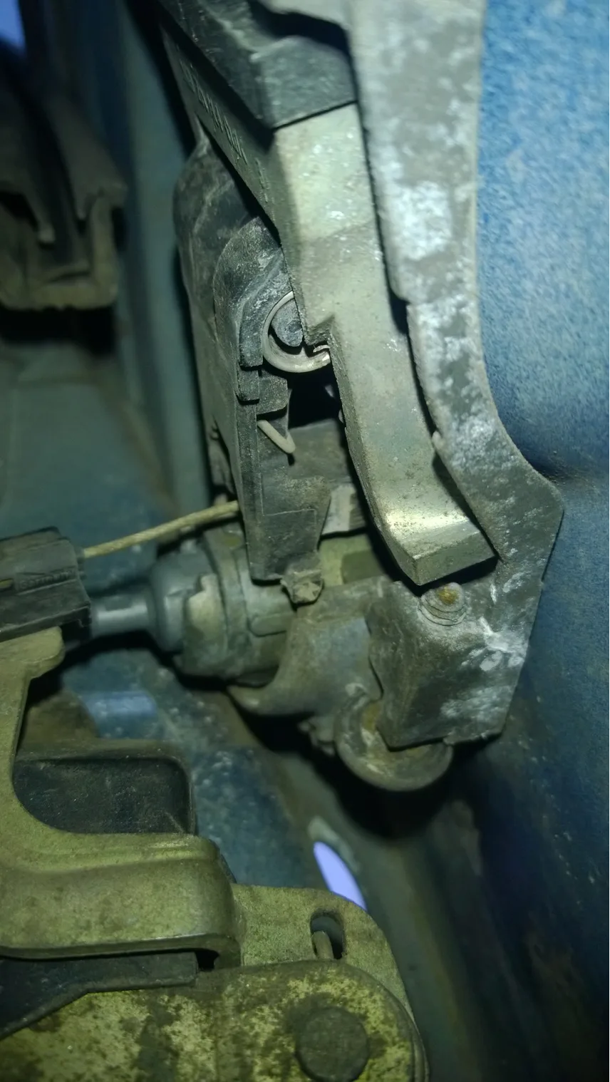 Положение фиксирующего кольца личинки Volkswagen Golf