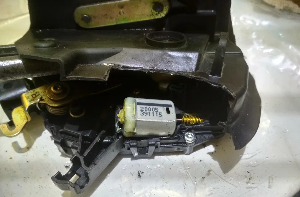 Моторчик замка двери BMW E46 внутри корпуса